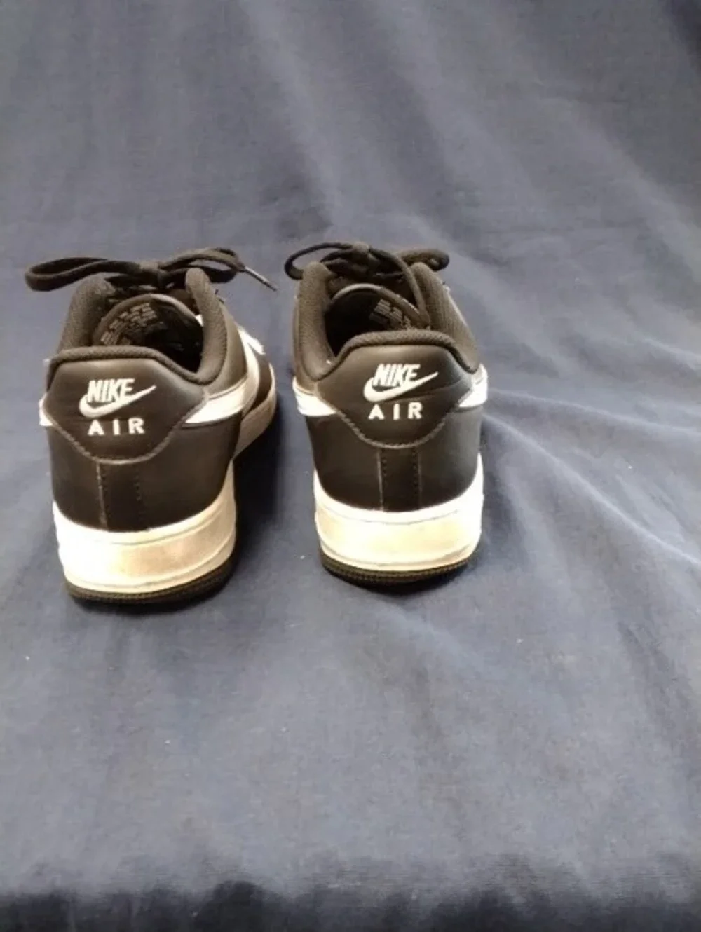 Nike Men’s Low-Top Black and White Sneakers 8.5
